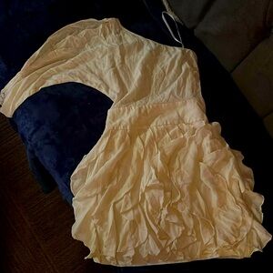 BCBGMAXARIA Size 0 White Ruffled 1-Sleeve sundress